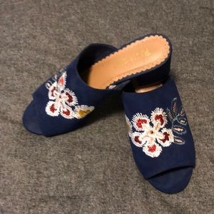 Restricted slip ons 8.5 (US)